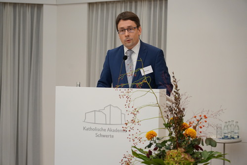 Niklas Wagner, Leiter der Akademie des Bistums Erfurt, überbrachte die Glückwünsche der »Arbeitsgemeinschaft der Katholischen Akademien im deutschsprachigen Raum«. Foto: Michael Bodin / Erzbistum Paderborn