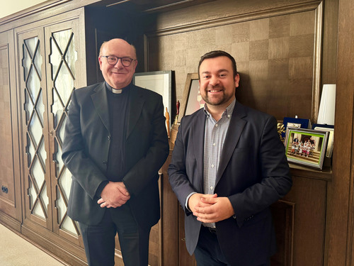 Monsignore Dr. Michael Menke-Peitzmeyer und Bürgermeister Dimitrios Axourgos Foto: Stadt Schwerte / Ann-Kathrin Neumann 