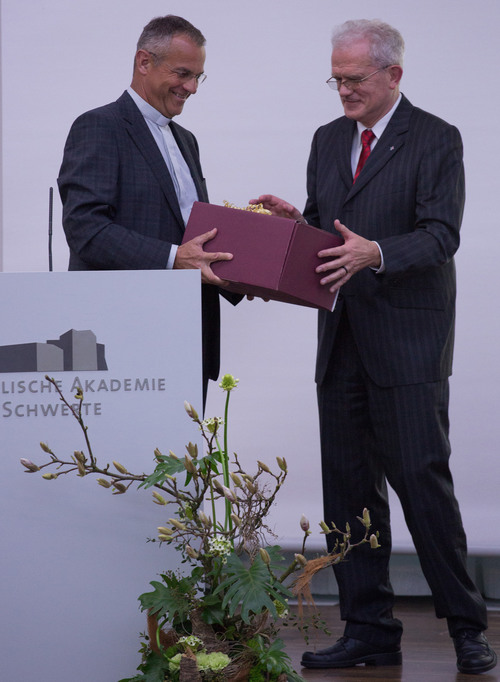 Prälat Dr. Peter Klasvogt überreichte Geschenk an Rüdiger Eßmann (©Katholische Akademie Schwerte)