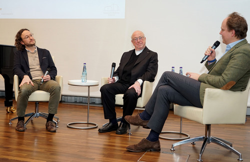Gespräch über Musik und Glaube beim Dreikönigsempfang in der Katholischen Akademie Schwerte (v.l.) Martin Helmchen, Erzbischof em. Hans-Josef Becker und Dr. Raphael von Hoensbroech. Foto Michael Bodin, Erzbistum Paderborn