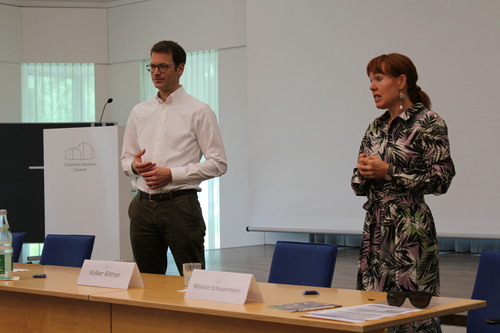 Rechtsanwältin Mélanie Scheuermann und Jürgen Koschmieder, Vizepräsident des Landgerichts Arnsberg  
