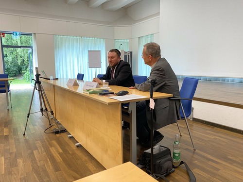 (v. l.) Rabbiner Avigdor Nosikov und Akademiedirektor Prälat Dr. Peter Klasvogt