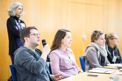 Diskutierende Workshopteilnehmer