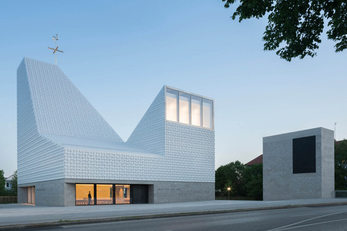 Kirche weitergebaut X, 2019: Poing, Katholisches Kirchenzentrum Seliger Pater Rupert Mayer, 2018, Meck Architekten, München (Foto: Florian Holzherr)