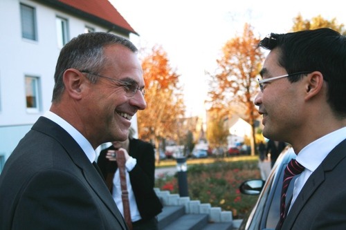 Akademiedirektor Prälat Dr. Peter Klasvogt mit Dr. Philipp Rösler Akademiedirektor Prälat Dr. Peter Klasvogt mit Dr. Philipp Rösler
