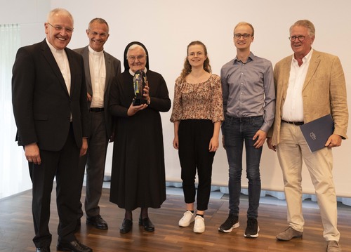 Communio-Preis für Schwester M. Klara Lüers (v.l.):  Bischof Heinrich Timmerevers, Akademiedirektor Prälat Dr. Peter Klasvogt, Schwester M. Klara Lüers, Miriam Schäfer und Fabian Kühnel (Campus-Weggemeinschaft e.V.) sowie Dr. Walter Vosberg (Gesellschaft zur Förderung der Katholischen Akademie Schwerte e.V.). Foto: Michael Bodin / Erzbistum 