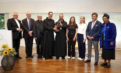 Generalvikar Bredeck, Prof. Markschies, Akademiedirektor Menke-Peitzmeyer, P. Simeon, Abt Nikodemus, Svea Braam&Charlotte Loerwald (Campus-Weggem.), Bernd Hanswille (Akademie-Gesellsch.), Jury-Mitglied Dorothea Böhm. Foto: Michael Bodin / Erzb. Paderborn