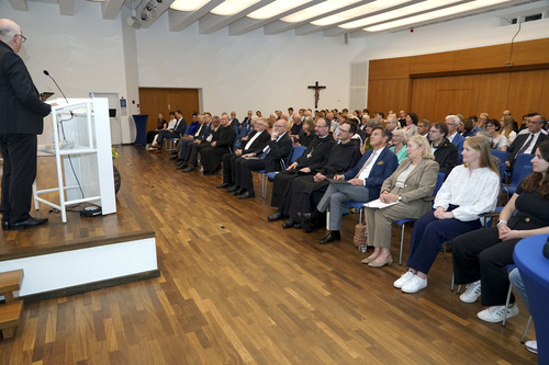Akademiedirektor Msgr. Dr. Michael Menke-Peitzmeyer konnte am Samstag zahlreiche Gäste zur Verleihung des COMMUNIO-Preises für Dialog, Verständigung und Versöhnung in der Katholischen Akademie Schwerte begrüßen. Foto: Michael Bodin / Erzbistum Paderborn