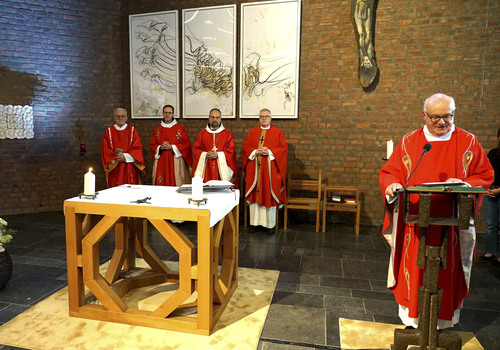 Den Auftakt bildete ein Festgottesdienst in der Kapelle der Akademie mit (hinten v.l.) Diakon Rüdiger Eßmann, Pater Simeon, Abt Nikodemus und Generalvikar Bredeck sowie (rechts) Akademiedirektor Menke-Peitzmeyer. Foto: Michael Bodin / Erzbistum Paderborn