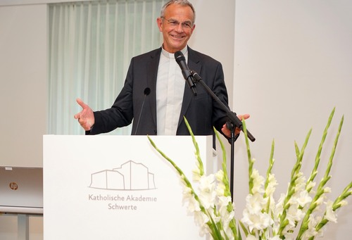 Prälat Dr. Peter Klasvogt freut sich auf seine neue Aufgabe als Rektor der Erzbruderschaft zur schmerzhaften Muttergottes und Leiter des Päpstlichen Priesterkollegs am Campo Santo Teutonico in Rom. Foto: Michael Bodin / Erzbistum Paderborn
