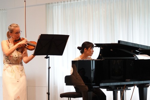 Duo Amabile mit Diana Wadwa (Violine) und Risa Adachi (Klavier) beim Sommerkonzert 2026 in der Akademie, Foto: Martin Schreckenschläger