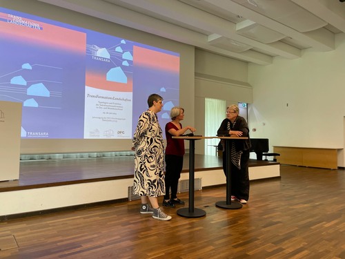 Tagungsbeobachtung mit (v.l.n.r.) PD Dr. Karin Berkemann, Dipl.-Ing. Elke Bergt, Prof. Dr. Barbara Welzel