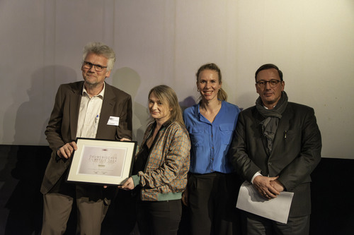 Marc Gutzeit (links) und Julia Borries (zweite von rechts) vom Veranstalterkreis überreichten im Beisein von Laudator Dr. Markus Leniger (rechts) der Menschenrechtsaktivistin Anna Alboth den »Ökumenischen Filmpreis des Kirchlichen Filmfestivals«.