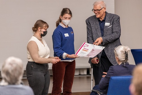 Regierungspräsident Hans-Josef Vogel mit Schülerinnen bei der Preisverleihung, Foto: Jason Rittmeyer, Bezirksregierung Arnsberg