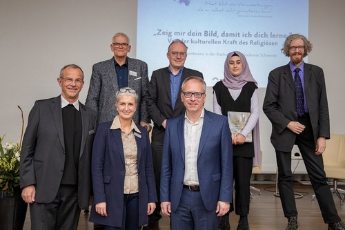 v.l.n.r.: Prälat Dr. Peter Klasvogt, Regierungspräsident Hans-Josef Vogel, Prof. Dr. Stefanie Lieb, Dr. Uri Kaufmann, Dr. Volker Verch, Tuğba Durukan, Dr. Holger Kempkens, Foto: Jason Rittmeyer, Bezirksregierung Arnsberg 