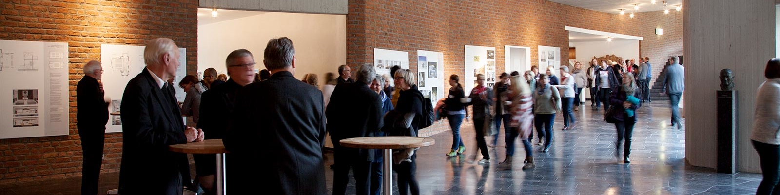 Menschen im Foyer